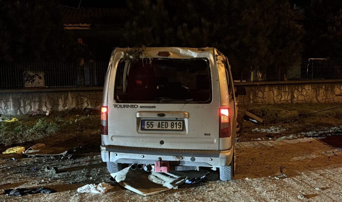 SAMSUN (AA) – Samsun'un Atakum ilçesinde devrilen hafif ticari araçtaki