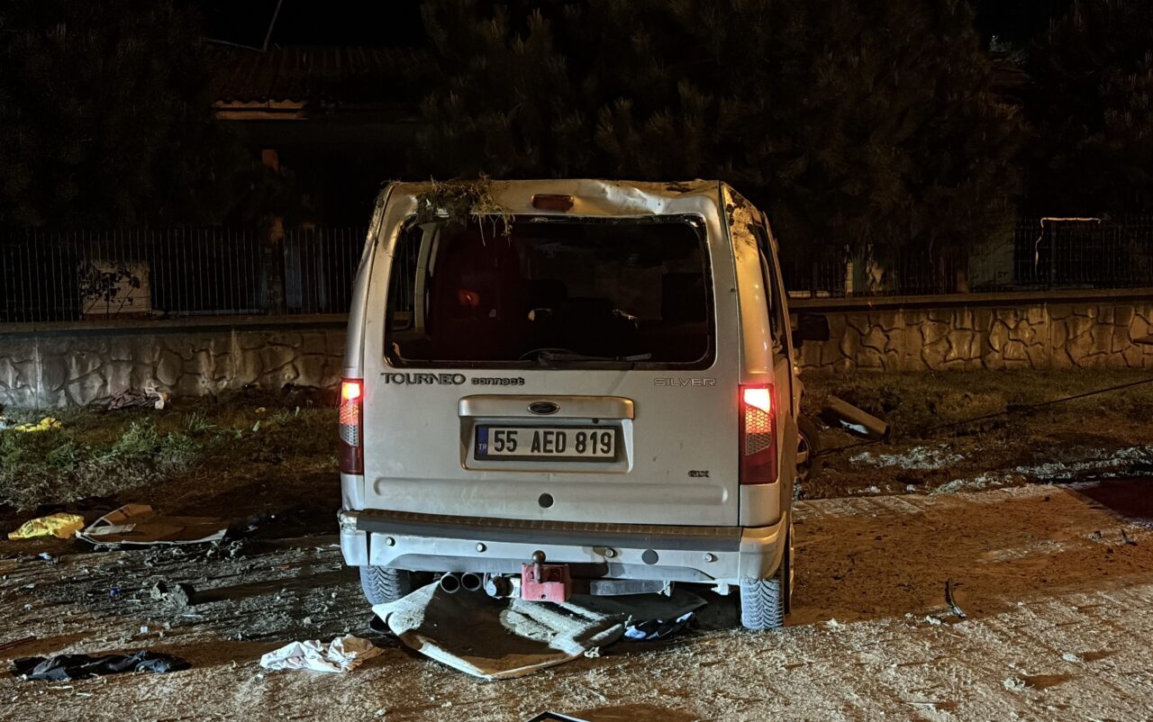 SAMSUN (AA) – Samsun'un Atakum ilçesinde devrilen hafif ticari araçtaki