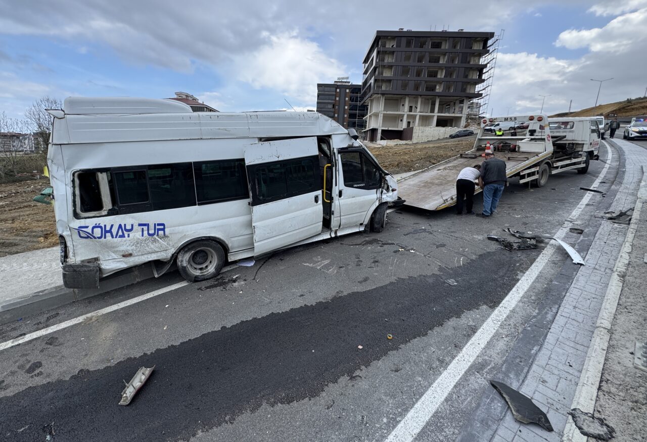 SAMSUN (AA) – Samsun'un Atakum ilçesinde otomobille çarpışan okul servis