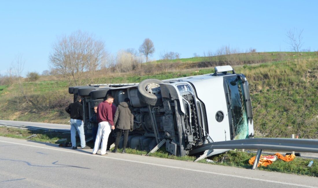 SAMSUN (AA) – Samsun'un Havza ilçesinde devrilen tırın sürücüsü yaralandı.