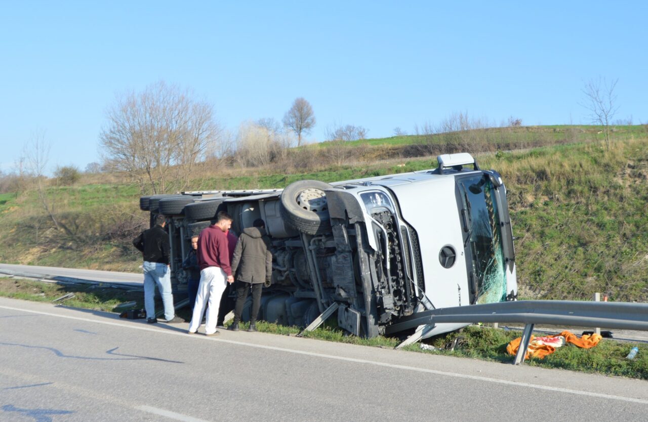 SAMSUN (AA) – Samsun'un Havza ilçesinde devrilen tırın sürücüsü yaralandı.