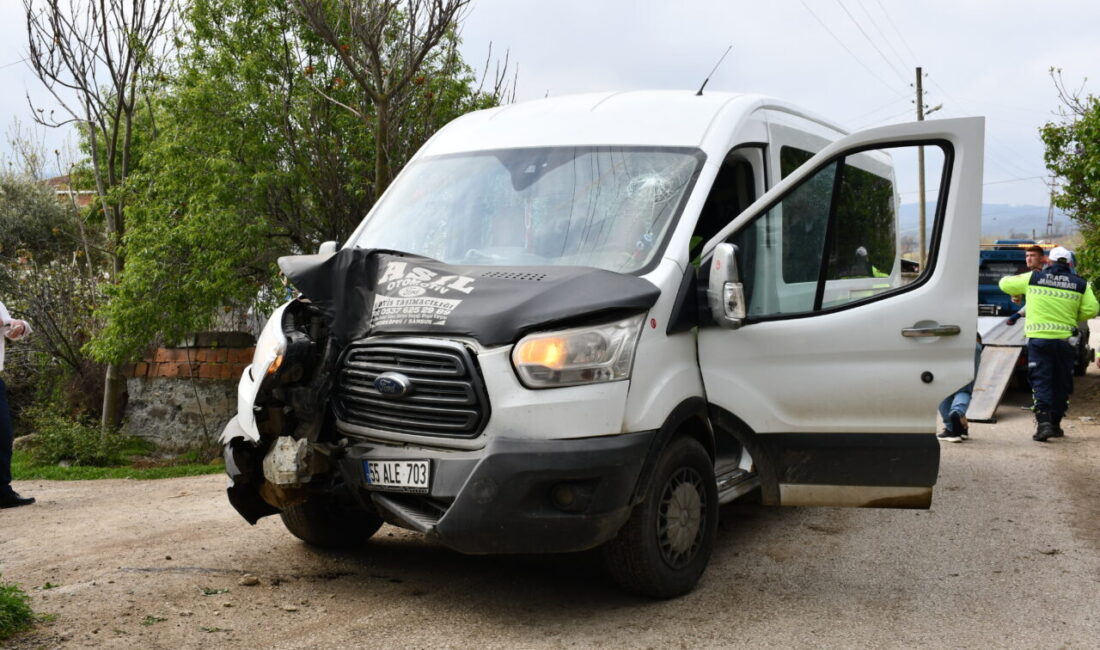 SAMSUN (AA) – Samsun'un Vezirköprü ilçesinde elektrik direğine çarpan servisteki