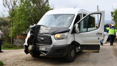 SAMSUN (AA) – Samsun'un Vezirköprü ilçesinde elektrik direğine çarpan servisteki