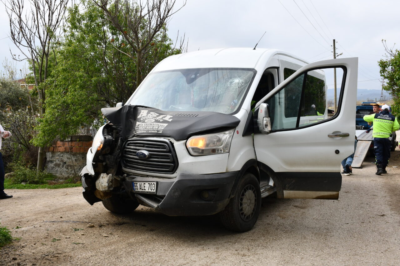 SAMSUN (AA) – Samsun'un Vezirköprü ilçesinde elektrik direğine çarpan servisteki