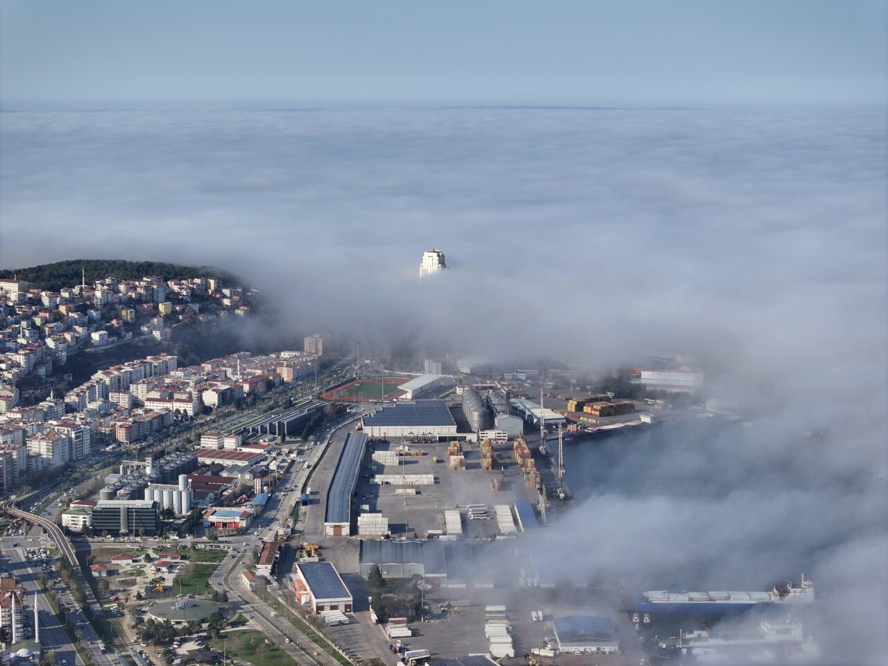 SAMSUN (AA) – Samsun'da Karadeniz'in üzerini kaplayan "sis denizi" dronla