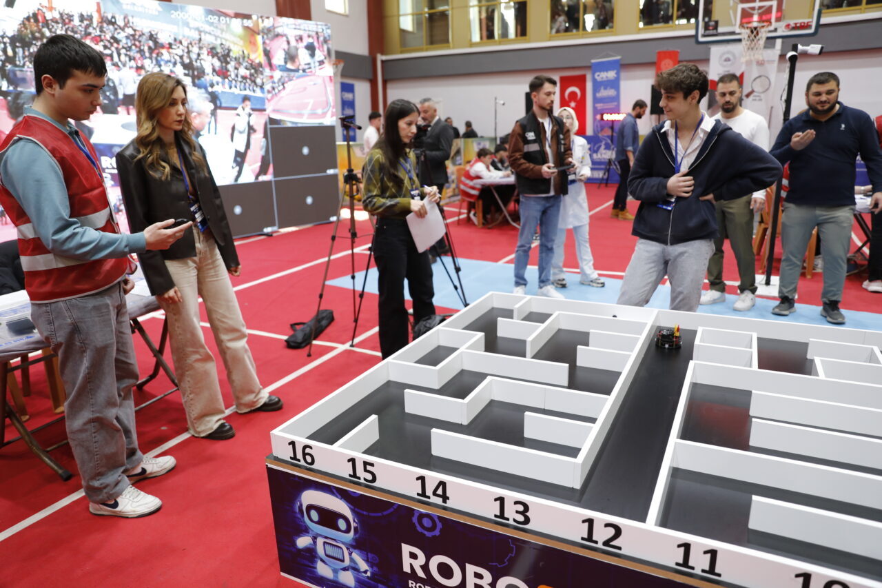SAMSUN (AA) – Samsun'da "Canik'te genç mucitler robotlarıyla sahnede" sloganıyla