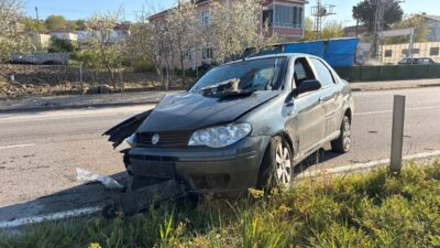 SAMSUN (AA) – Samsun’un Alaçam ilçesinde otomobilin refüje çarpması sonucu