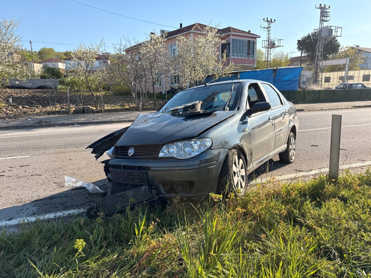 SAMSUN (AA) – Samsun’un Alaçam ilçesinde otomobilin refüje çarpması sonucu