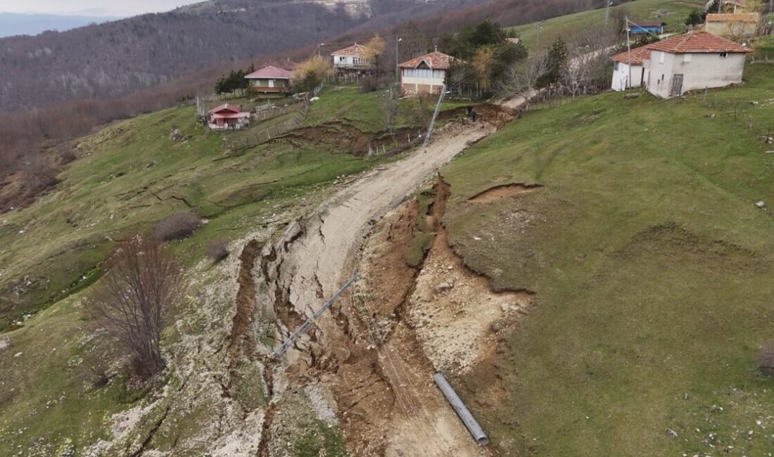 SAMSUN (AA) – Samsun'un Ladik ilçesinde meydana gelen toprak kayması