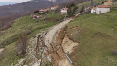 SAMSUN (AA) – Samsun'un Ladik ilçesinde meydana gelen toprak kayması