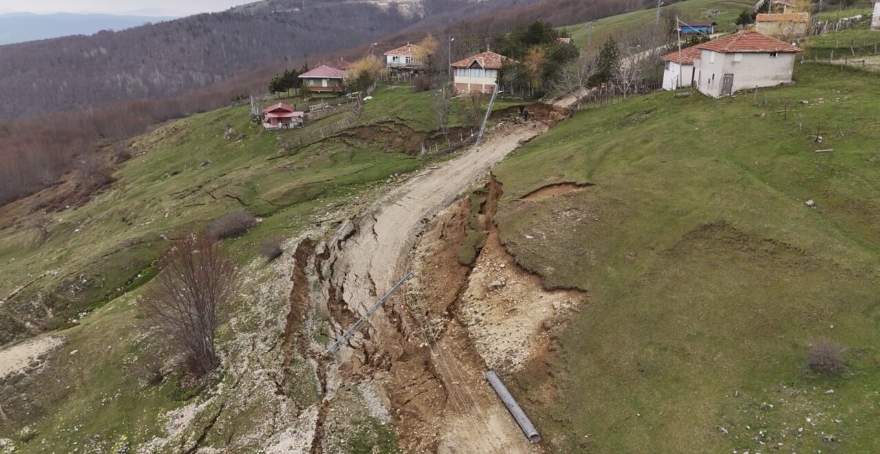 SAMSUN (AA) – Samsun'un Ladik ilçesinde meydana gelen toprak kayması