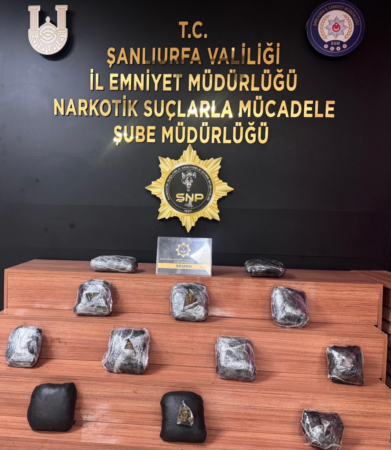 ŞANLIURFA (AA) – Şanlıurfa'da düzenlenen operasyonda araçtaki valizde 8 kilogram