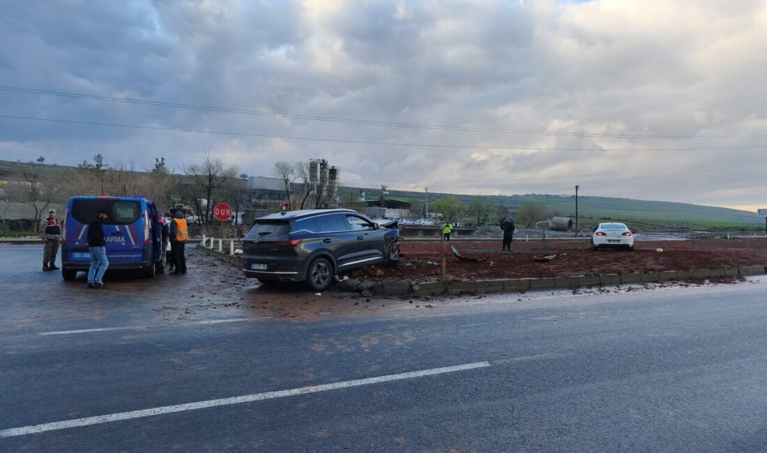 ŞANLIURFA (AA) – Şanlıurfa'nın Siverek ilçesinde iki otomobilin çarpışması sonucu