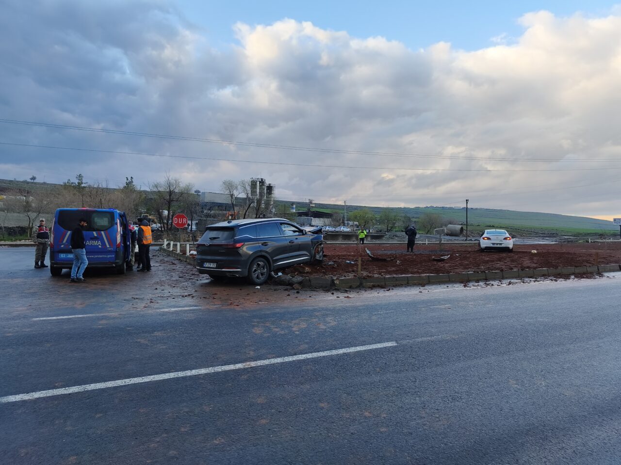 ŞANLIURFA (AA) – Şanlıurfa'nın Siverek ilçesinde iki otomobilin çarpışması sonucu