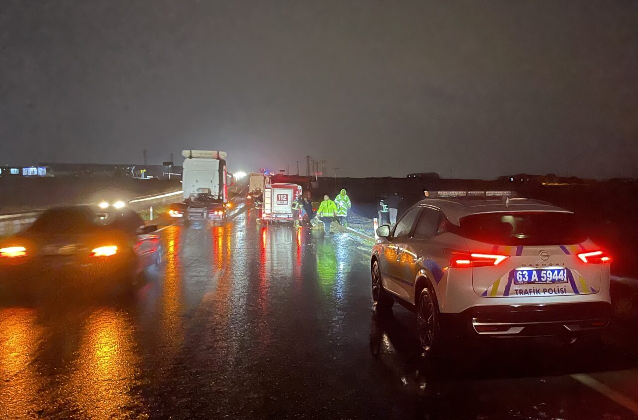 ŞANLIURFA (AA) – Şanlıurfa'nın Siverek ilçesinde şarampole devrilen otomobildeki 6