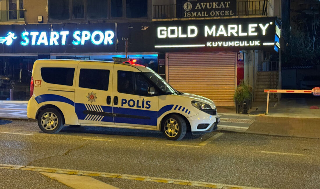 ŞANLIURFA (AA) – Şanlıurfa'nın Haliliye ilçesinde kuyumcu dükkanına gelen silahlı