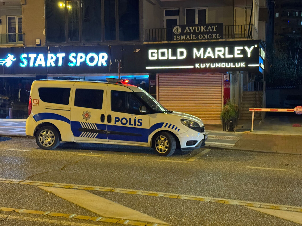 ŞANLIURFA (AA) – Şanlıurfa'nın Haliliye ilçesinde kuyumcu dükkanına gelen silahlı