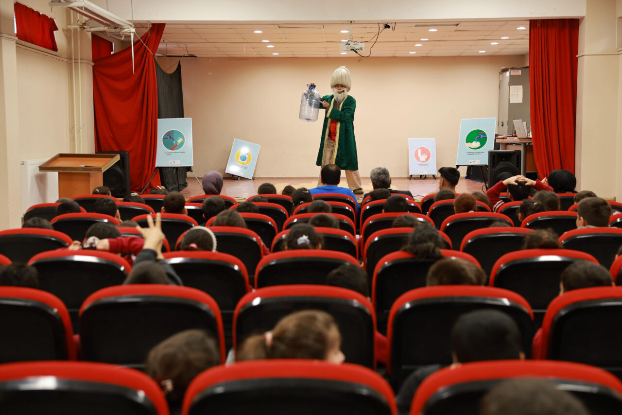 ŞANLIURFA (AA) – Şanlıurfa'da binlerce öğrenciye tiyatro oyunları aracılığıyla bilinçli