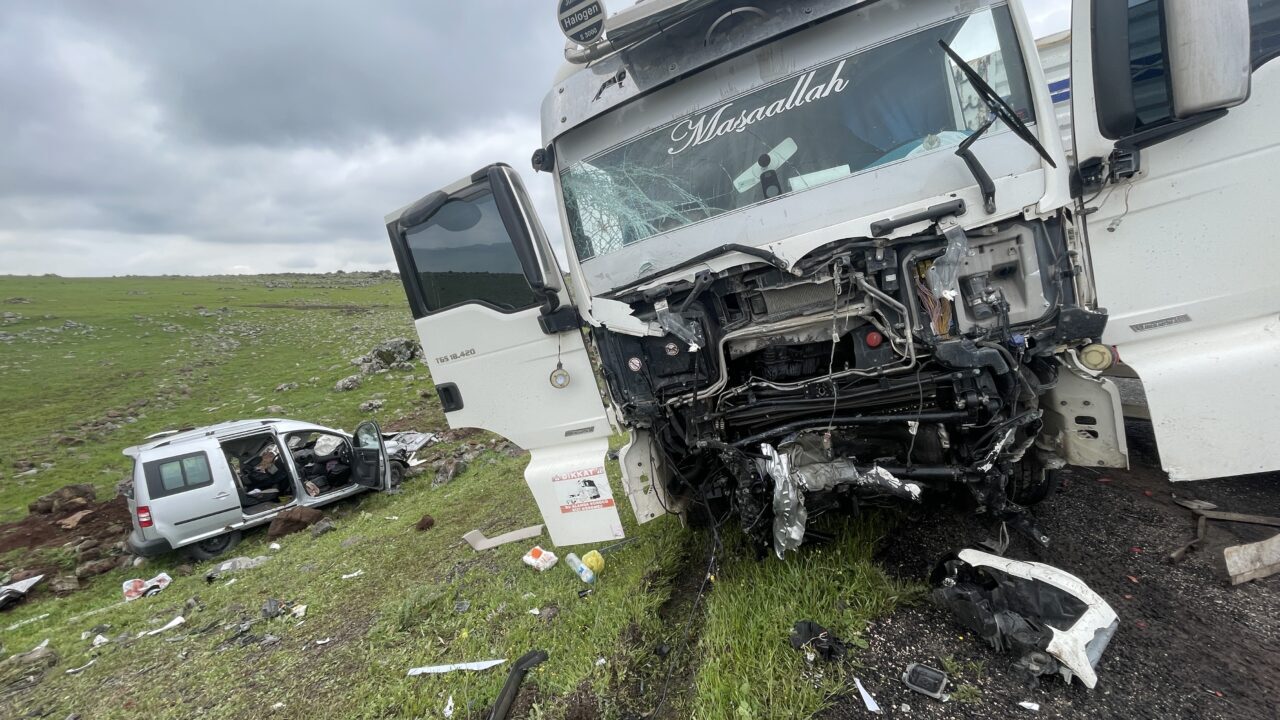 ŞANLIURFA (AA) – Şanlıurfa'nın Siverek ilçesinde, tırla hafif ticari aracın
