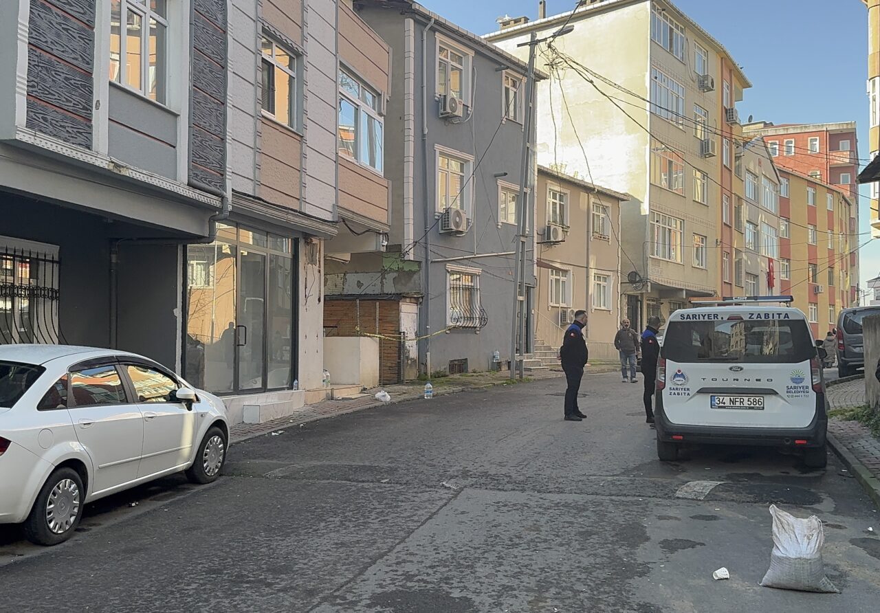 İSTANBUL (AA) – Sarıyer'de bir sokakta meydana gelen toprak kayması