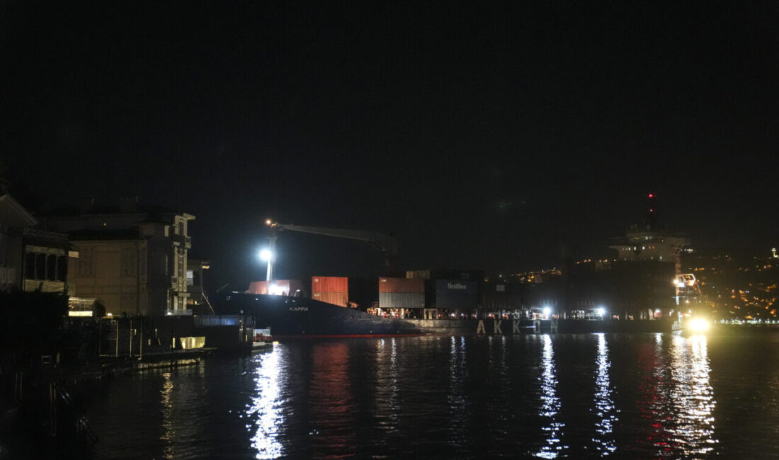 İSTANBUL (AA) – Sarıyer'de karaya oturan konteyner gemisinin kurtarılması için
