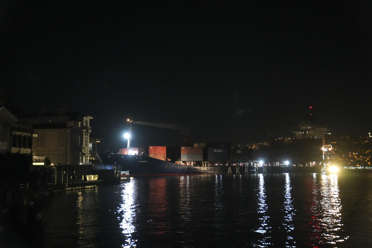 İSTANBUL (AA) – Sarıyer'de karaya oturan konteyner gemisinin kurtarılması için