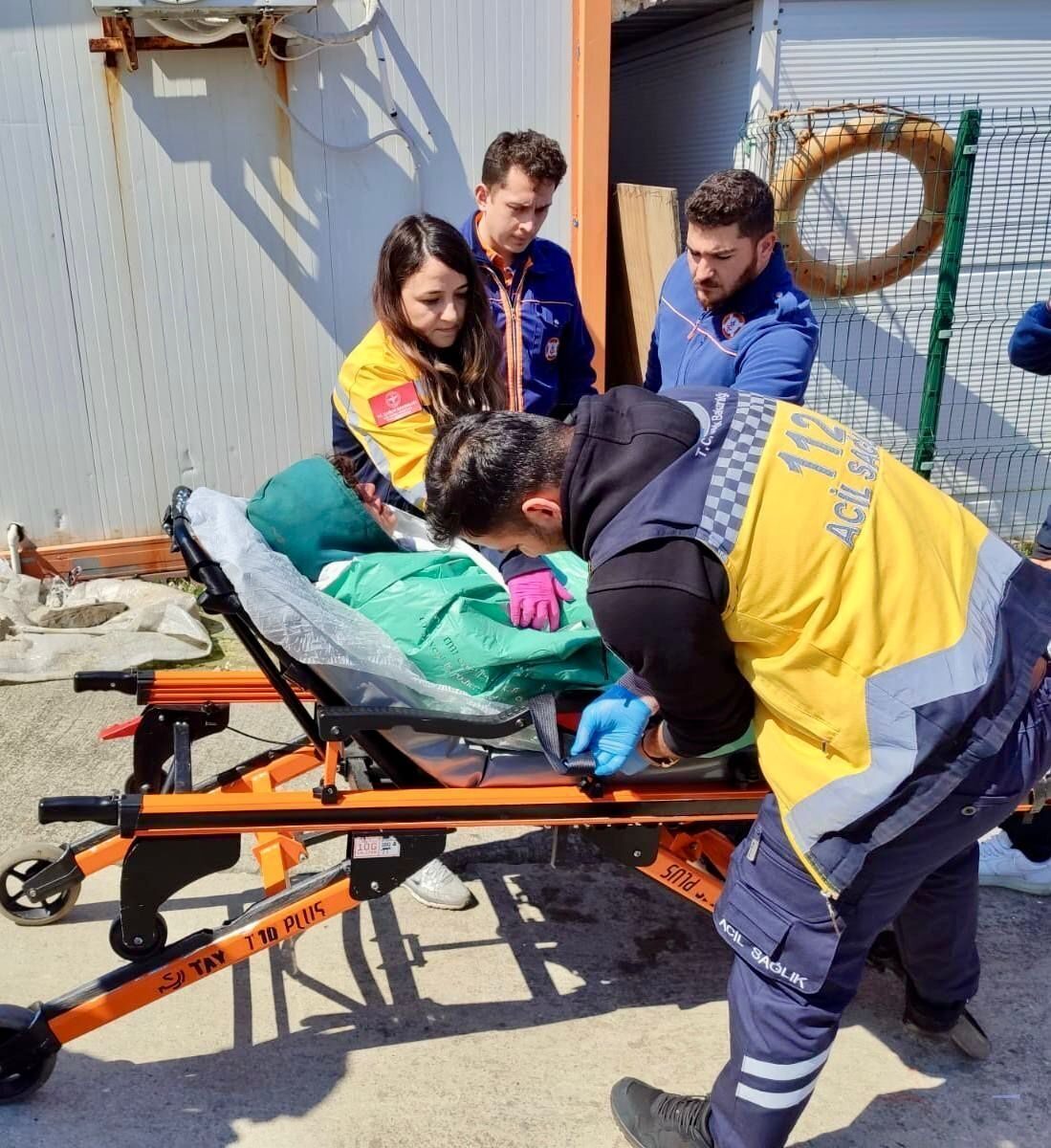 İSTANBUL (AA) – Sarıyer'de kayalıklardan düşen bir kişi, Kıyı Emniyeti