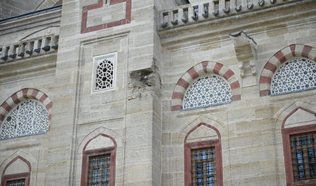 - Selimiye Camisi'nde yürütülen kapsamlı restorasyonda kubbeden minarelere, pencerelerden kalem