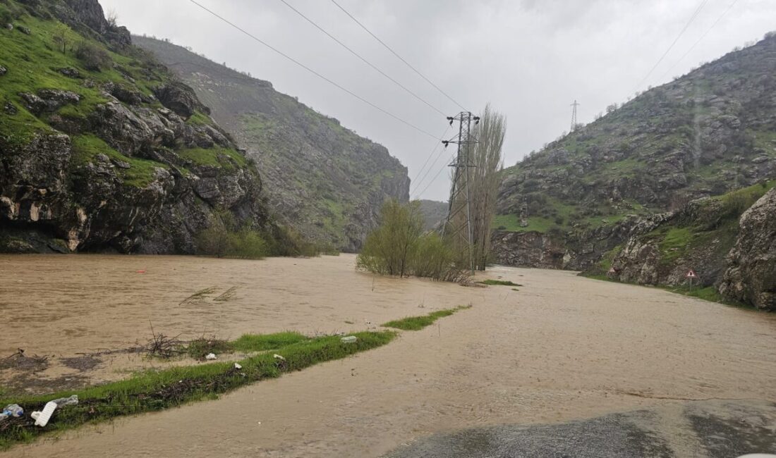 HAKKARİ (AA) – Hakkari'de etkili olan sağanak nedeniyle derenin taşması