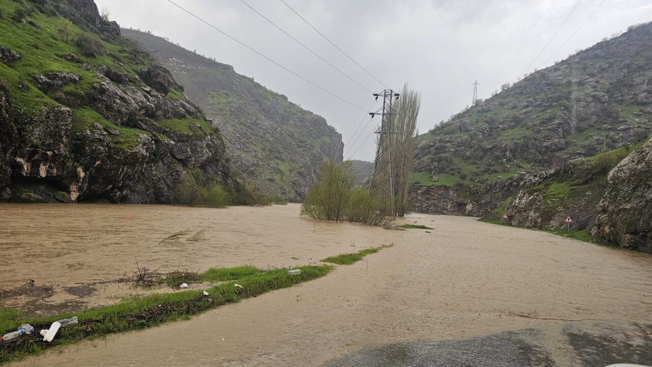 HAKKARİ (AA) – Hakkari'de etkili olan sağanak nedeniyle derenin taşması