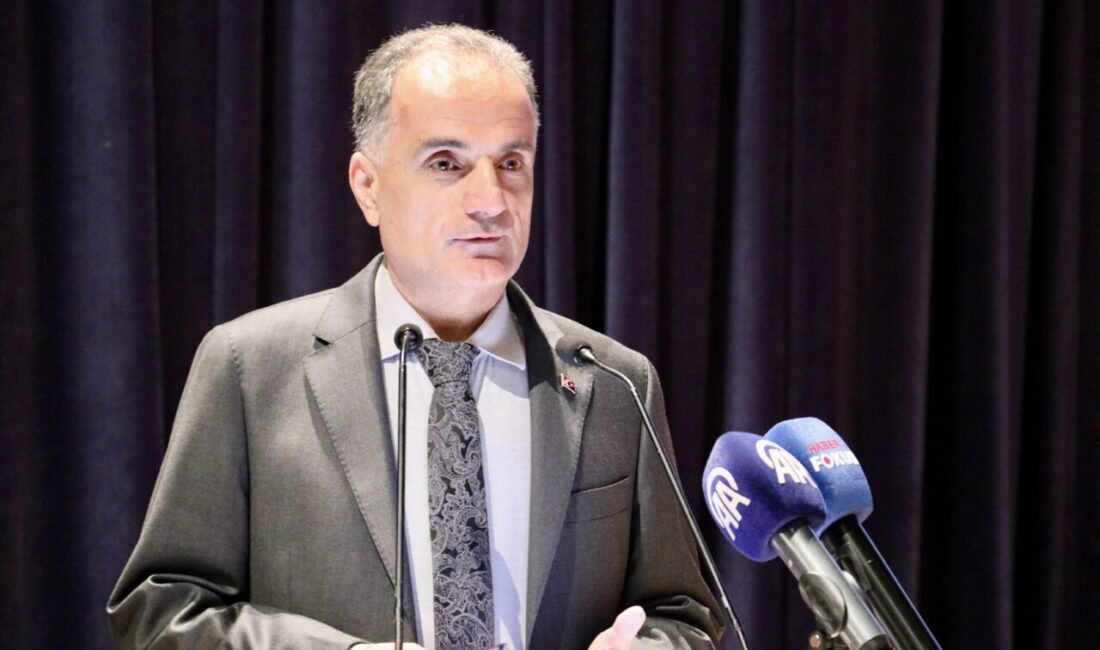 - Sakarya Üniversitesinin ev sahipliğinde 80 üniversiteden yaklaşık 450 katılımcıyla