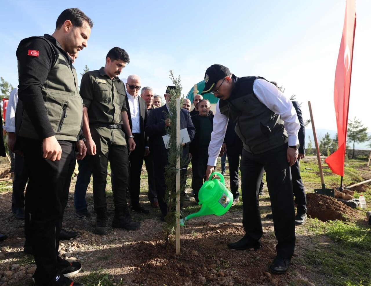SİİRT (AA) – Siirt'in Kurtalan ilçesinde 1000 fidan toprakla buluşturuldu.