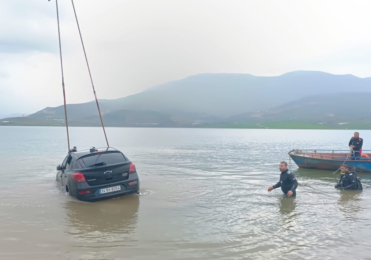 SİİRT (AA) – Siirt'te el freni çekilmeyen otomobil, Botan Çayı'na