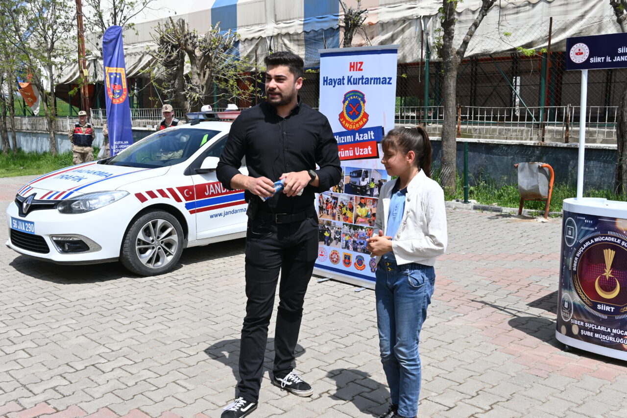 SİİRT (AA) – Siirt'in Kurtalan ilçesinde jandarma ekipleri, "Çocuk Gelişsin