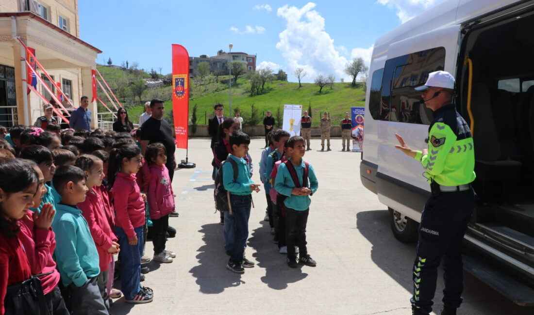 SİİRT (AA) – Siirt'te jandarma ekipleri, 23 Nisan Ulusal Egemenlik