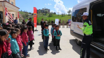 SİİRT (AA) – Siirt'te jandarma ekipleri, 23 Nisan Ulusal Egemenlik