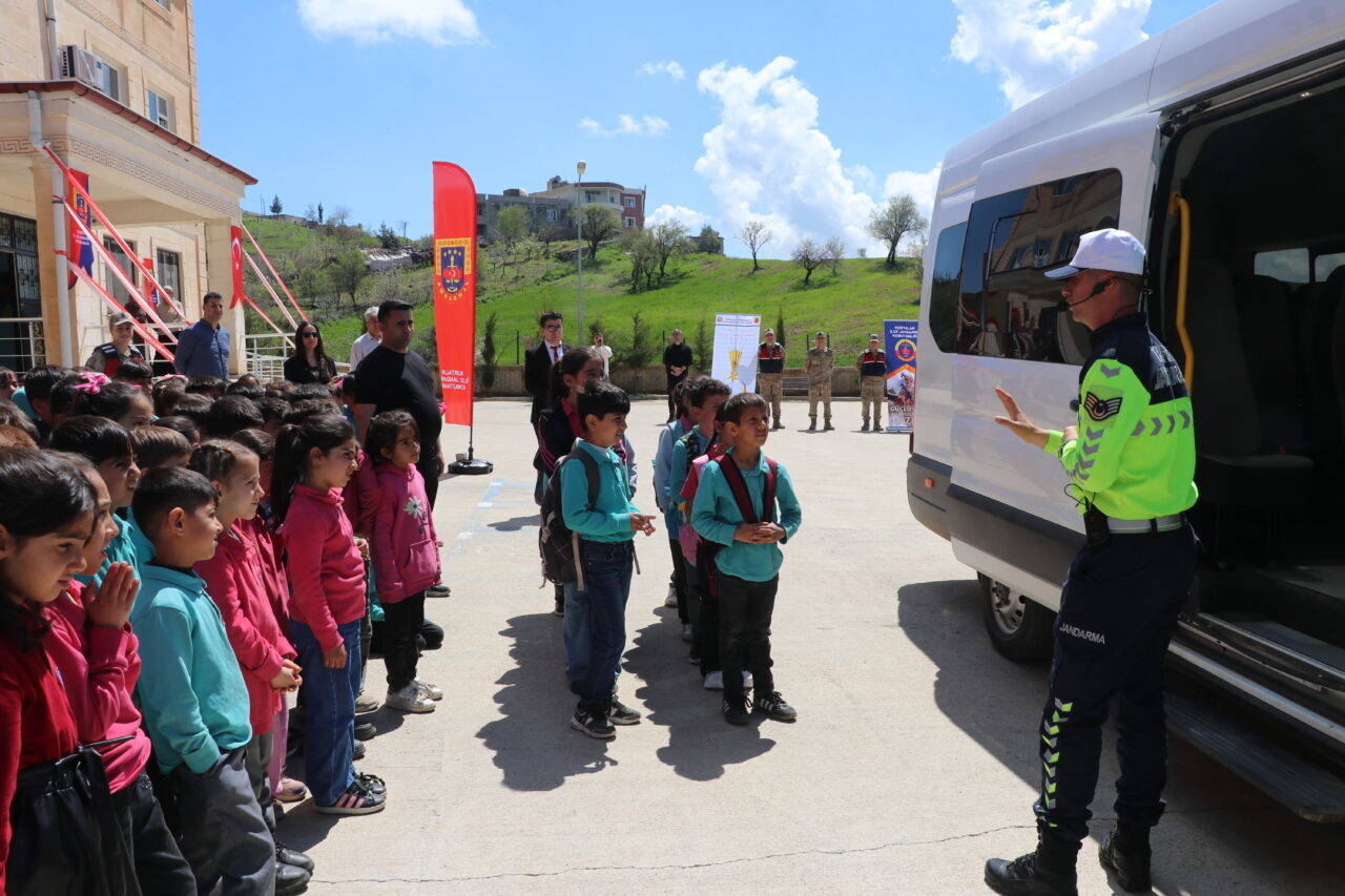 SİİRT (AA) – Siirt'te jandarma ekipleri, 23 Nisan Ulusal Egemenlik