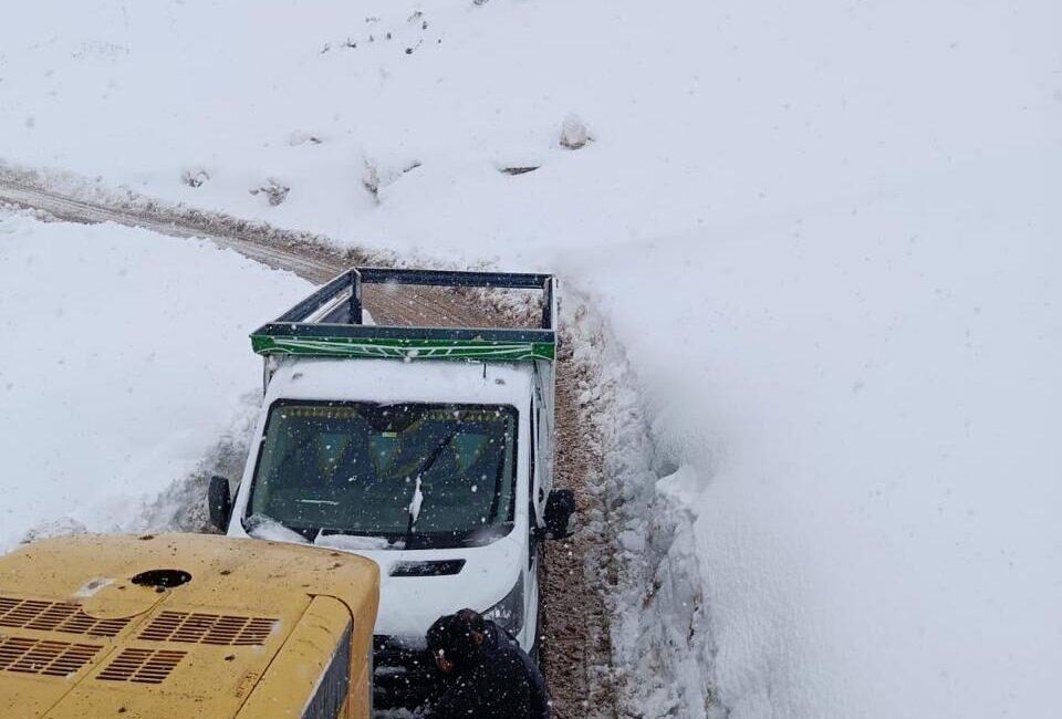 SİİRT (AA) – Siirt'in Pervari ilçesinde karda mahsur kalan biri