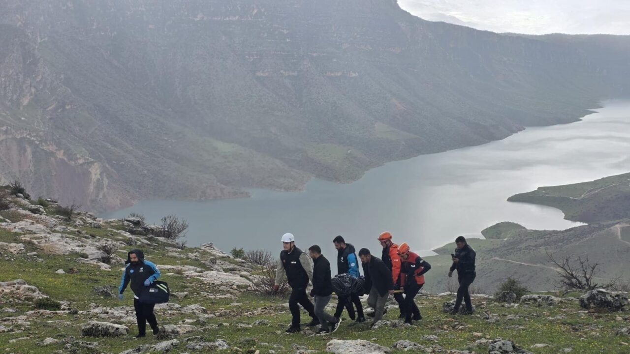 SİİRT (AA) – Siirt'te kayalıklardan düşen bir kişi, ekipler tarafından