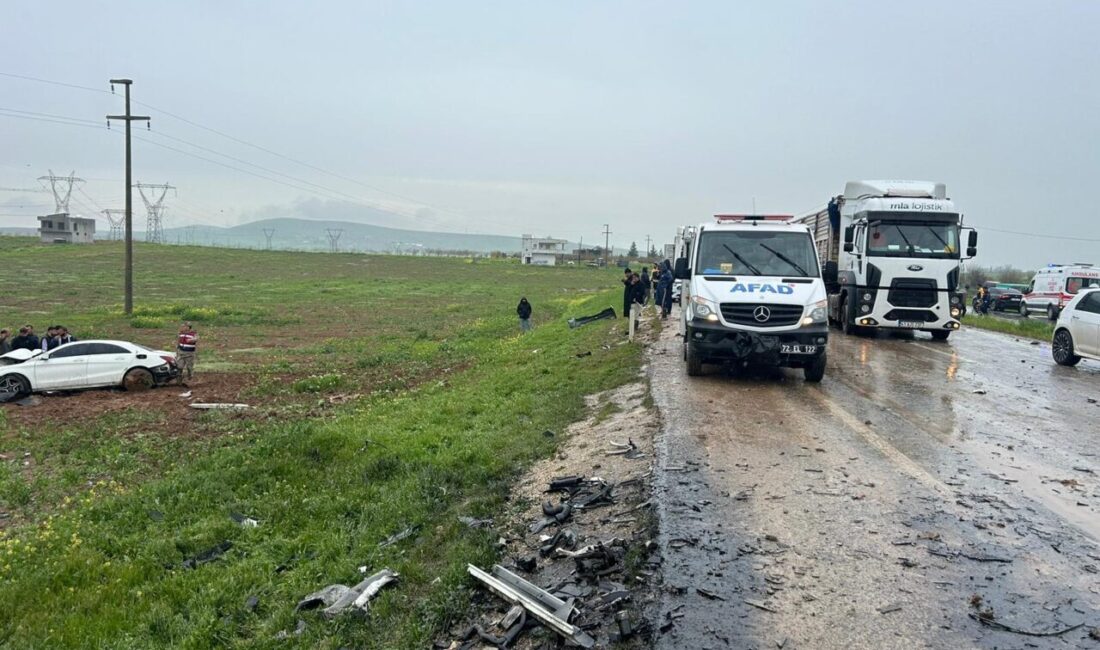 SİİRT (AA) – Siirt’in Kurtalan ilçesinde otomobil ile kamyonetin çarpışması