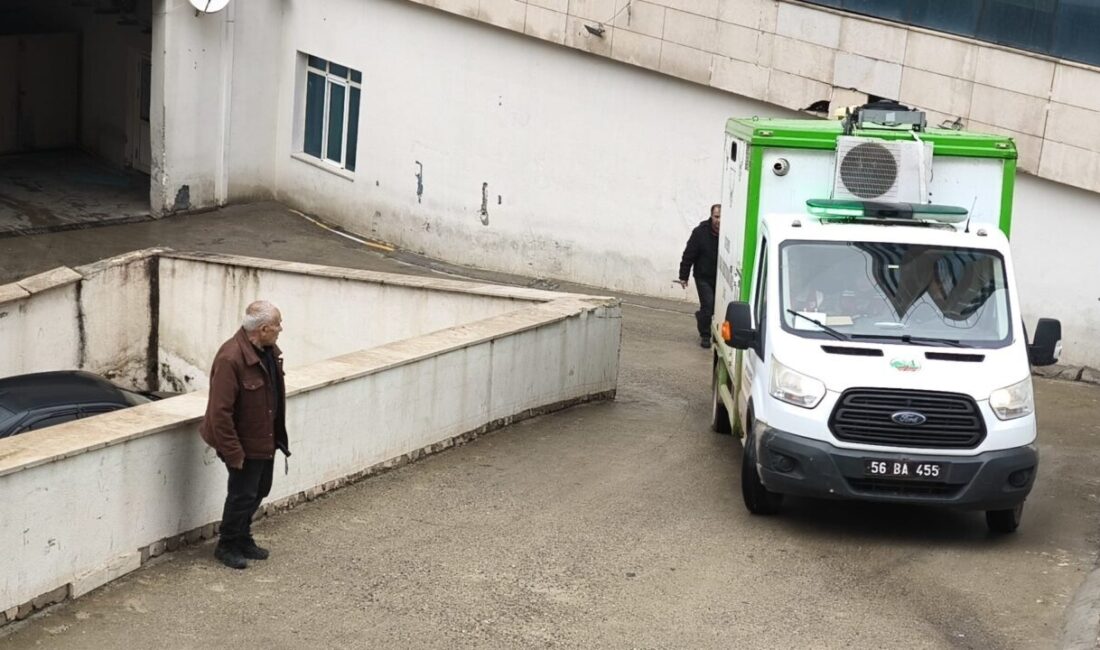 SİİRT (AA) – Siirt'in Baykan ilçesinde rahatsızlanan kadın, hastaneye götürülürken