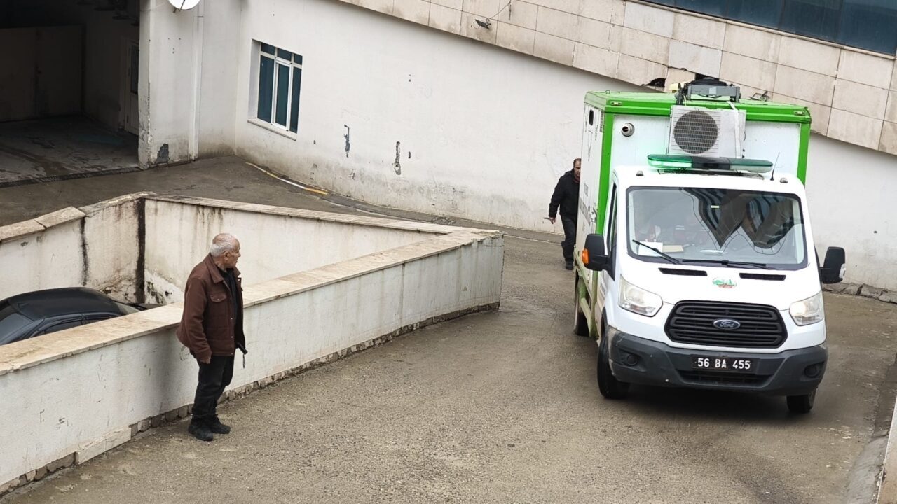 SİİRT (AA) – Siirt'in Baykan ilçesinde rahatsızlanan kadın, hastaneye götürülürken