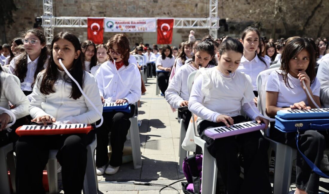 SİNOP (AA) – Sinop'ta 500 öğrencinin katılımıyla kent meydanında melodika