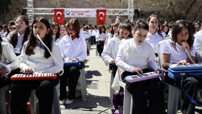 SİNOP (AA) – Sinop'ta 500 öğrencinin katılımıyla kent meydanında melodika