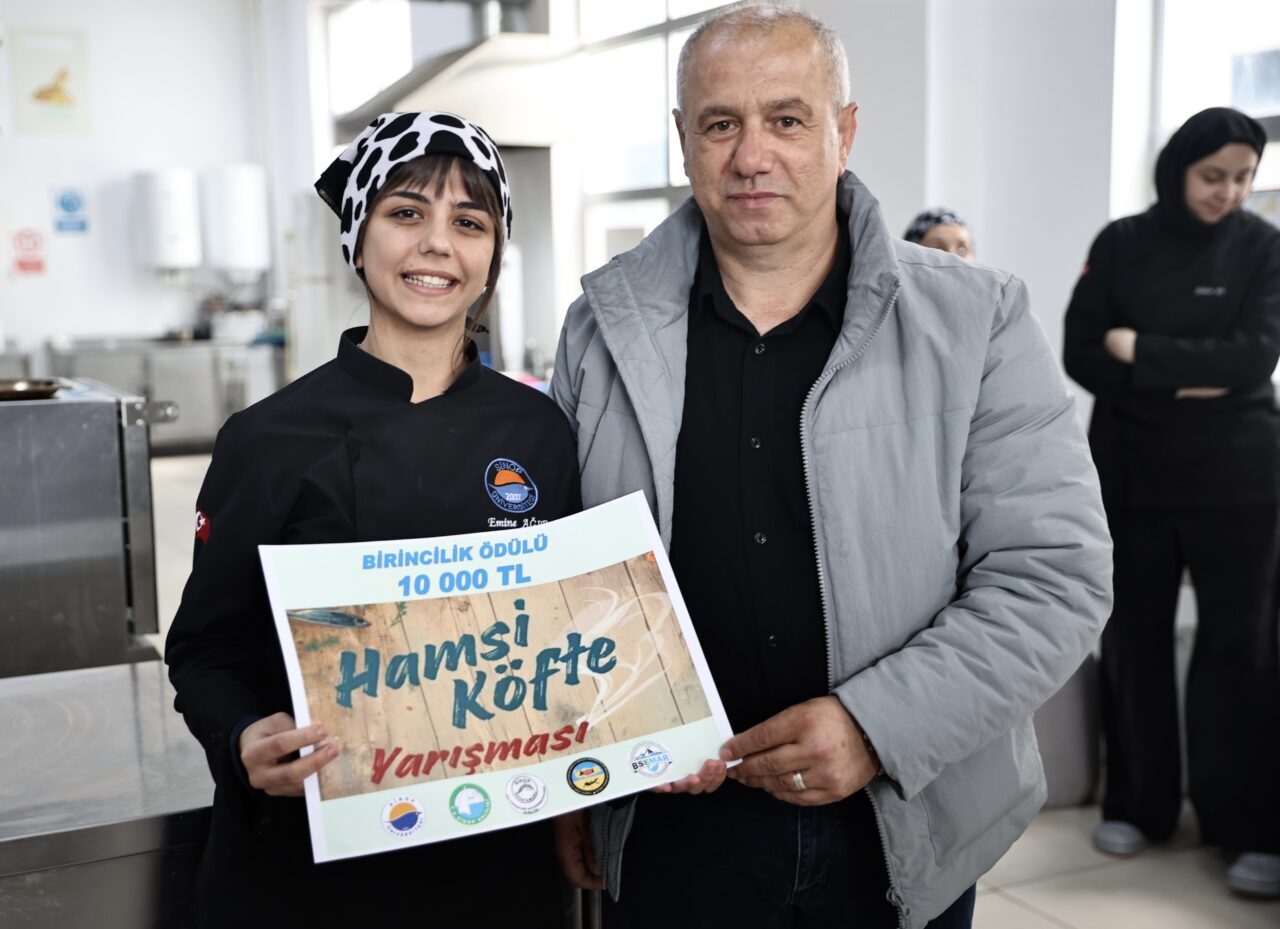 SİNOP (AA) – Sinop'ta gastronomi bölümü öğrencileri, en lezzetli hamsi