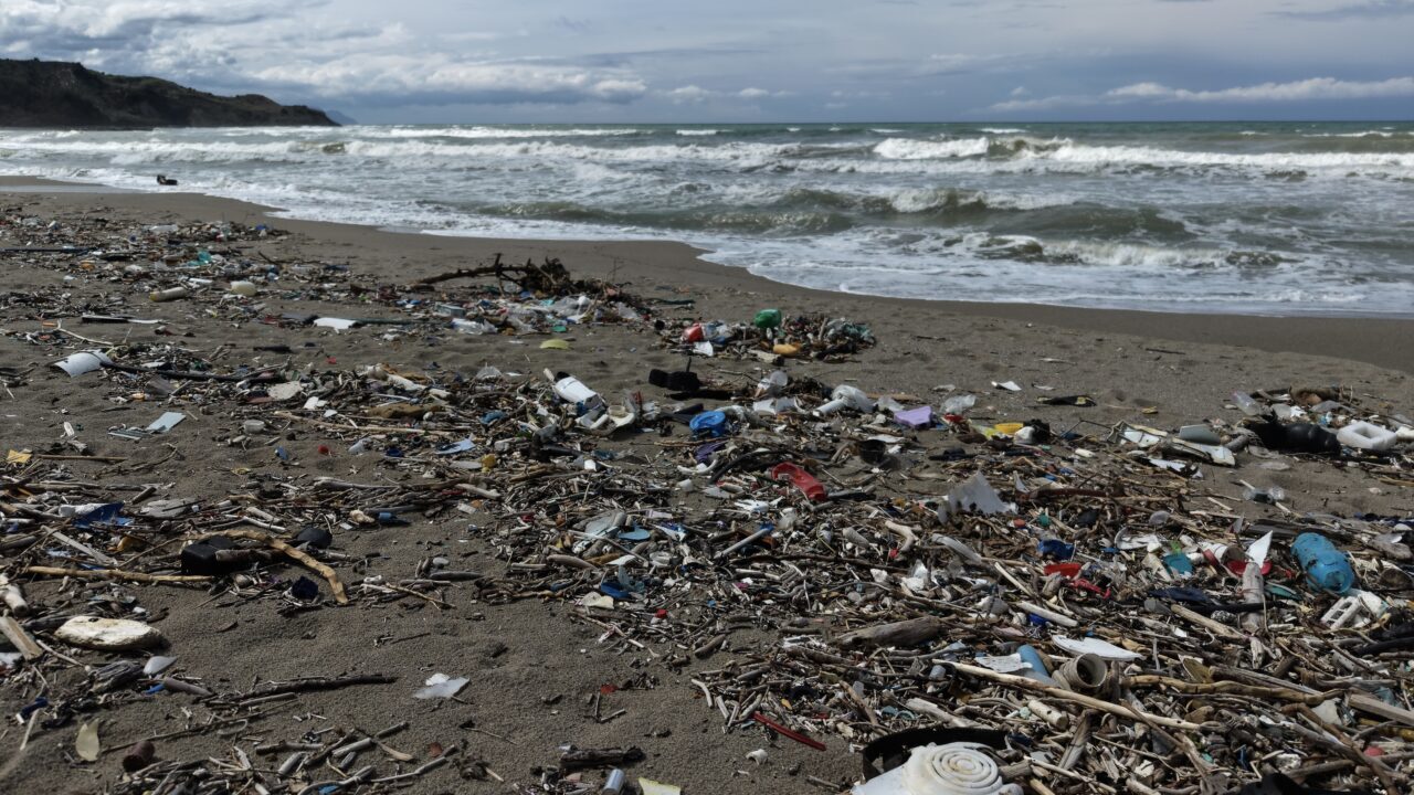 SİNOP (AA) – Sinop'un Türkeli ilçesinde şiddetli rüzgarın ardından sahilin