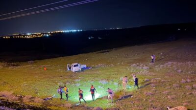 ŞIRNAK (AA) – Şırnak'ın Cizre ilçesinde hafif ticari aracın şarampole