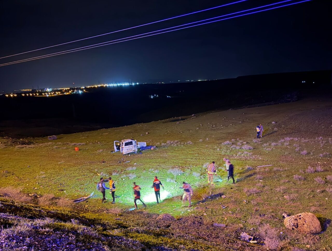 ŞIRNAK (AA) – Şırnak'ın Cizre ilçesinde hafif ticari aracın şarampole
