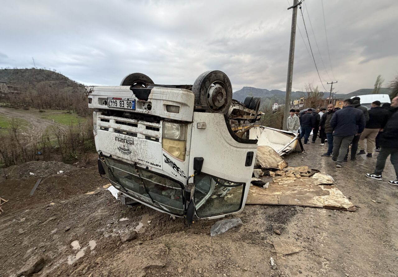ŞIRNAK (AA) – Şırnak'ın Uludere ilçesinde kamyonetin yayaya çarpıp devrilmesi