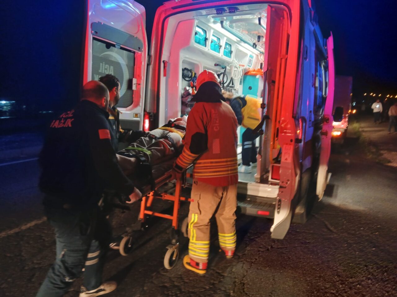 ŞIRNAK (AA) – Şırnak'ın Cizre ilçesinde şarampole devrilen araçtaki 4